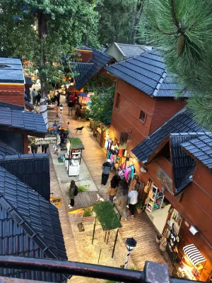 Centro comercial de Mar de las Pampas rodeado de bosque